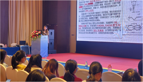 力揚(yáng)的研究專員田雨晨在臺(tái)上演講