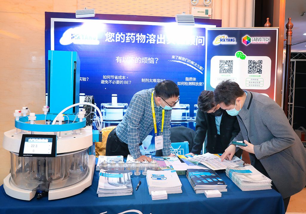 CMC廣州-力揚的展位上工作人員正進行介紹